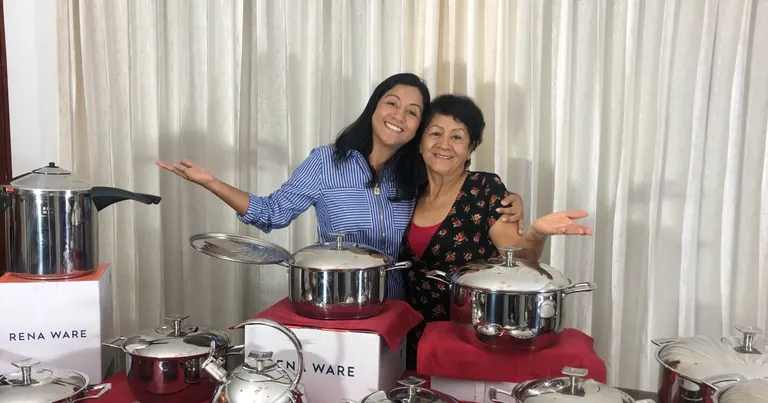 Carla Rios con ollas Rena Ware de acero quirúrgico